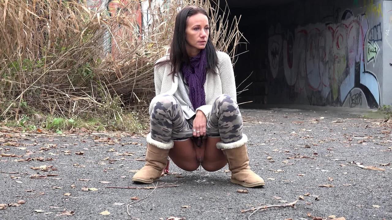 15P La morena Eveline Neill orina en un camino mientras usa UGG