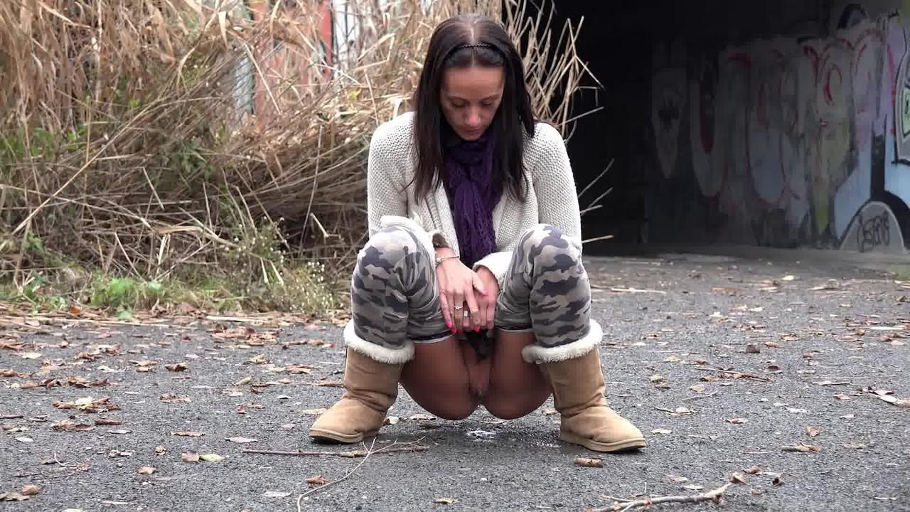 15P La morena Eveline Neill orina en un camino mientras usa UGG