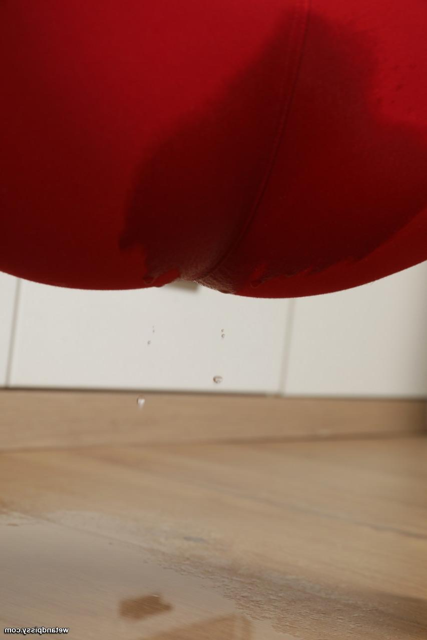 20P Die schmutzige tschechische MILF Gina Monelli pinkelt in ihre Hose, bevor sie sich auszieht und sich selbst spielt