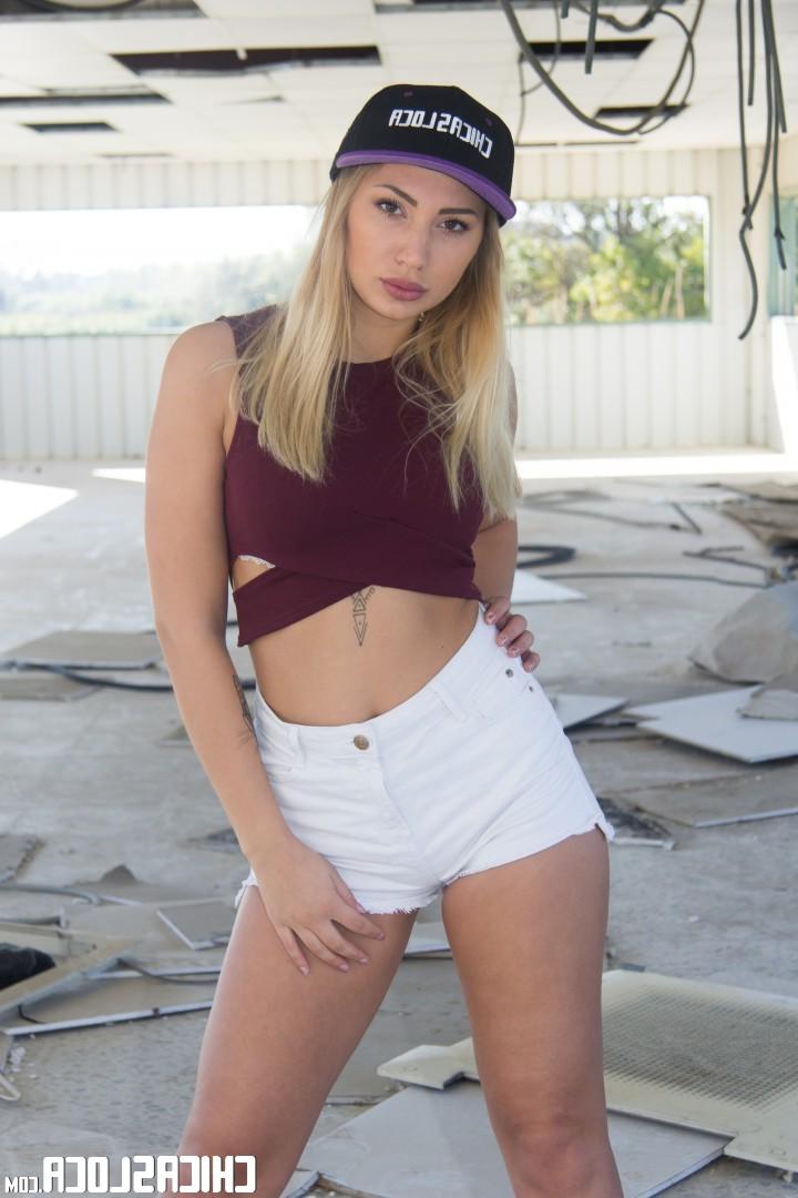 17P La caliente rubia serbia Vyvan Hill se desnuda y muestra sus tetas naturales y su dulce culo