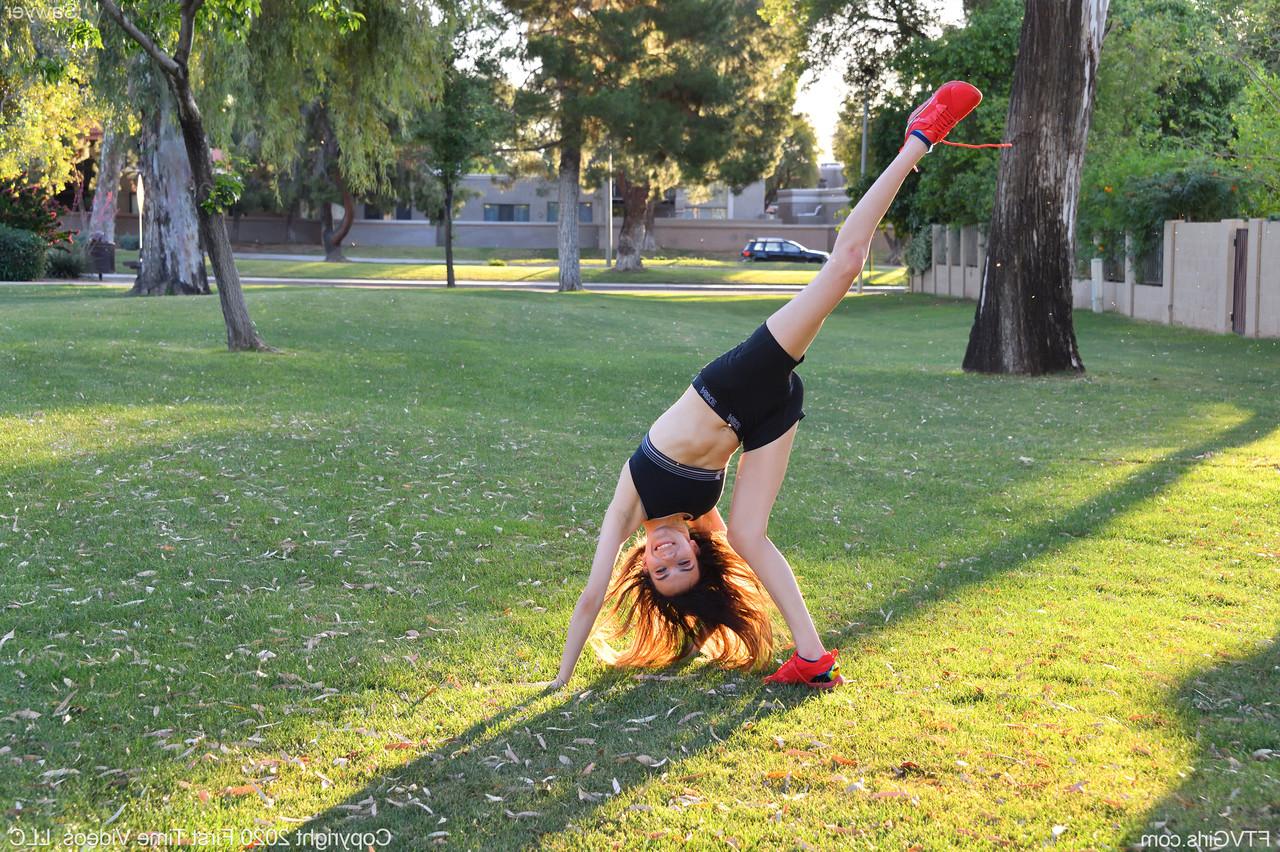 20P La flexible amateur Sawyer hace ejercicios y muestra sus tetas en público