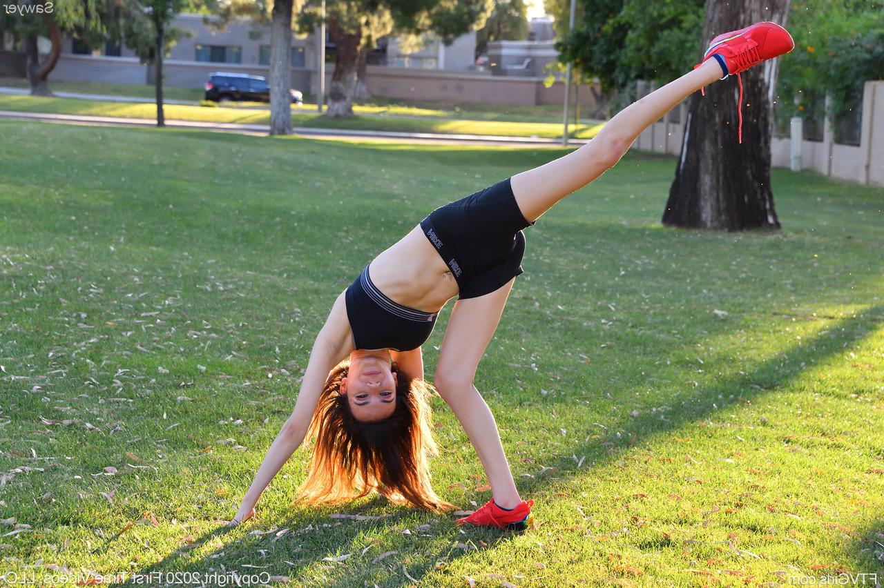 20P La flexible amateur Sawyer hace ejercicios y muestra sus tetas en público