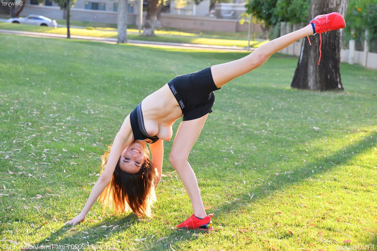 20P La flexible amateur Sawyer hace ejercicios y muestra sus tetas en público