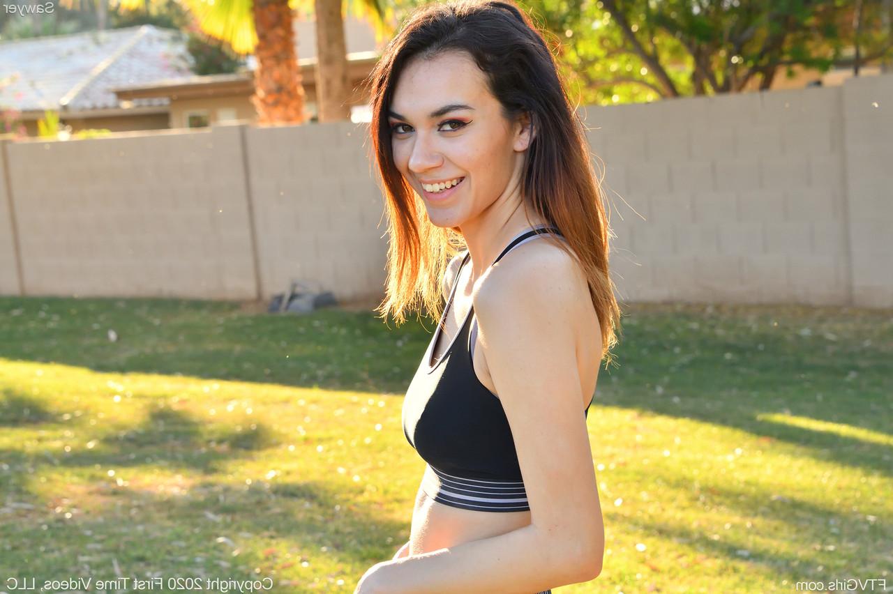 20P La flexible amateur Sawyer hace ejercicios y muestra sus tetas en público
