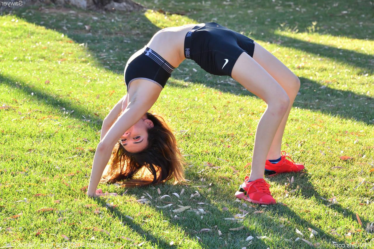 20P La flexible amateur Sawyer hace ejercicios y muestra sus tetas en público