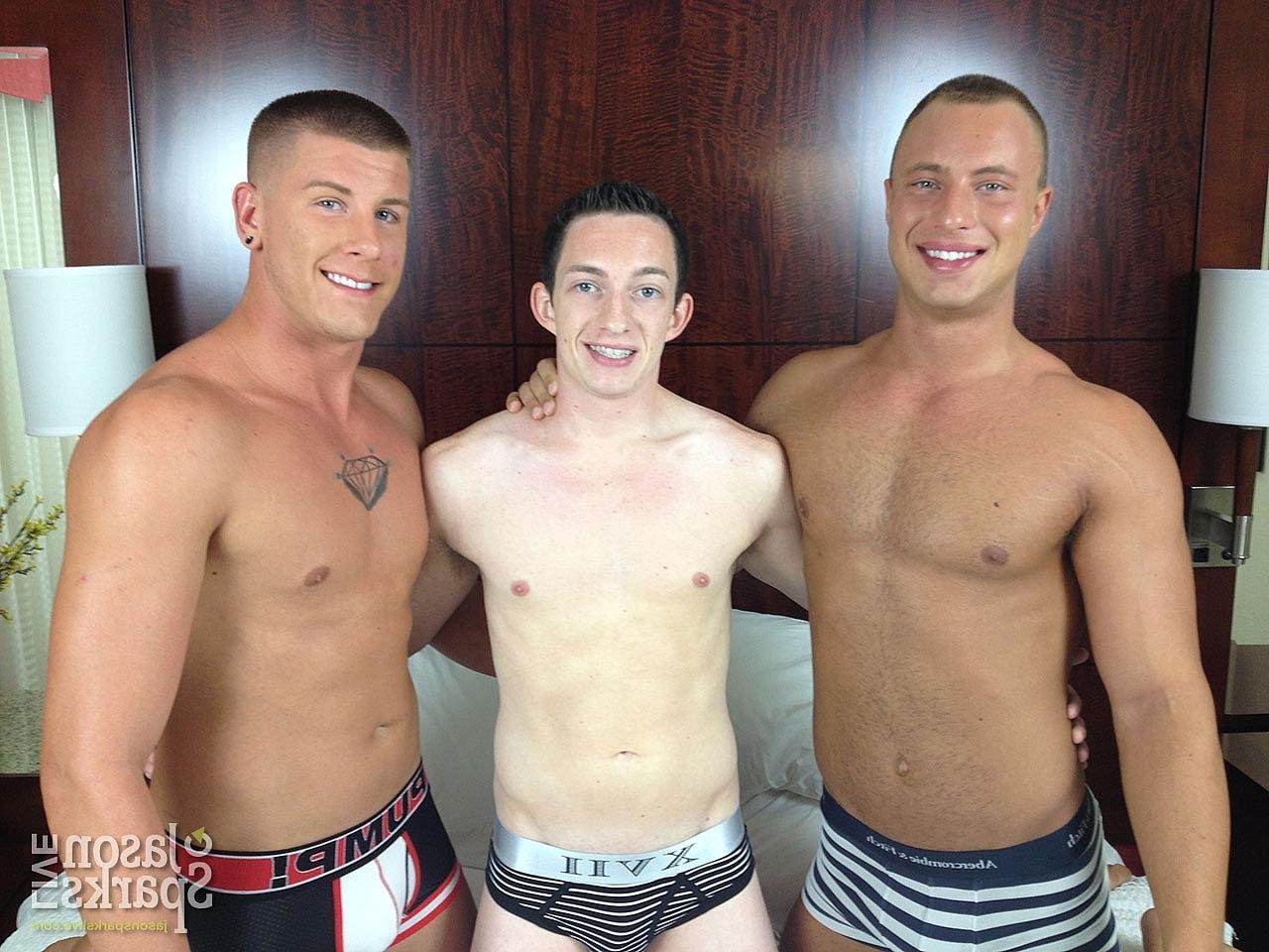 20P Die schwulen Bodybuilder Brendon Scott und Dustin Tyler haben einen wilden Dreier mit einem Schnuckel