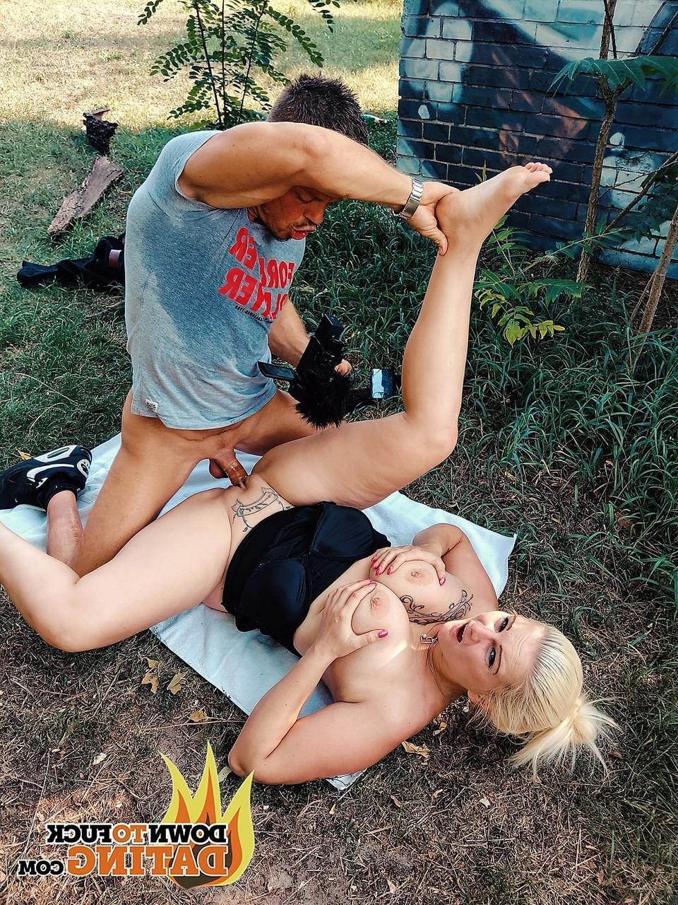 20P Kinky blonde with a bubble ass Mia Bitcch gets banged hard in the back yard