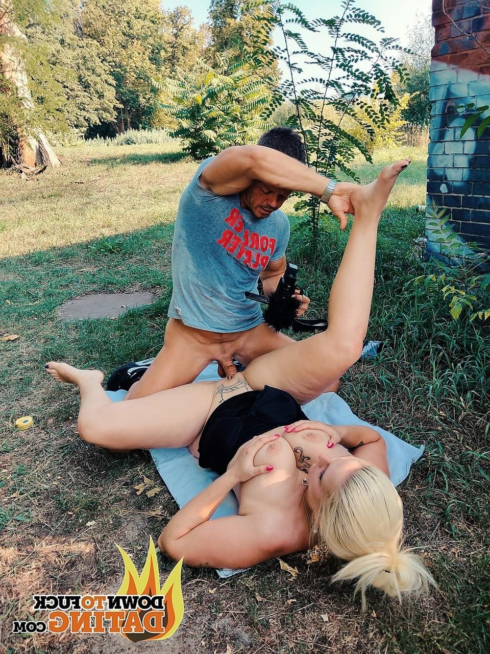 20P Kinky blonde with a bubble ass Mia Bitcch gets banged hard in the back yard