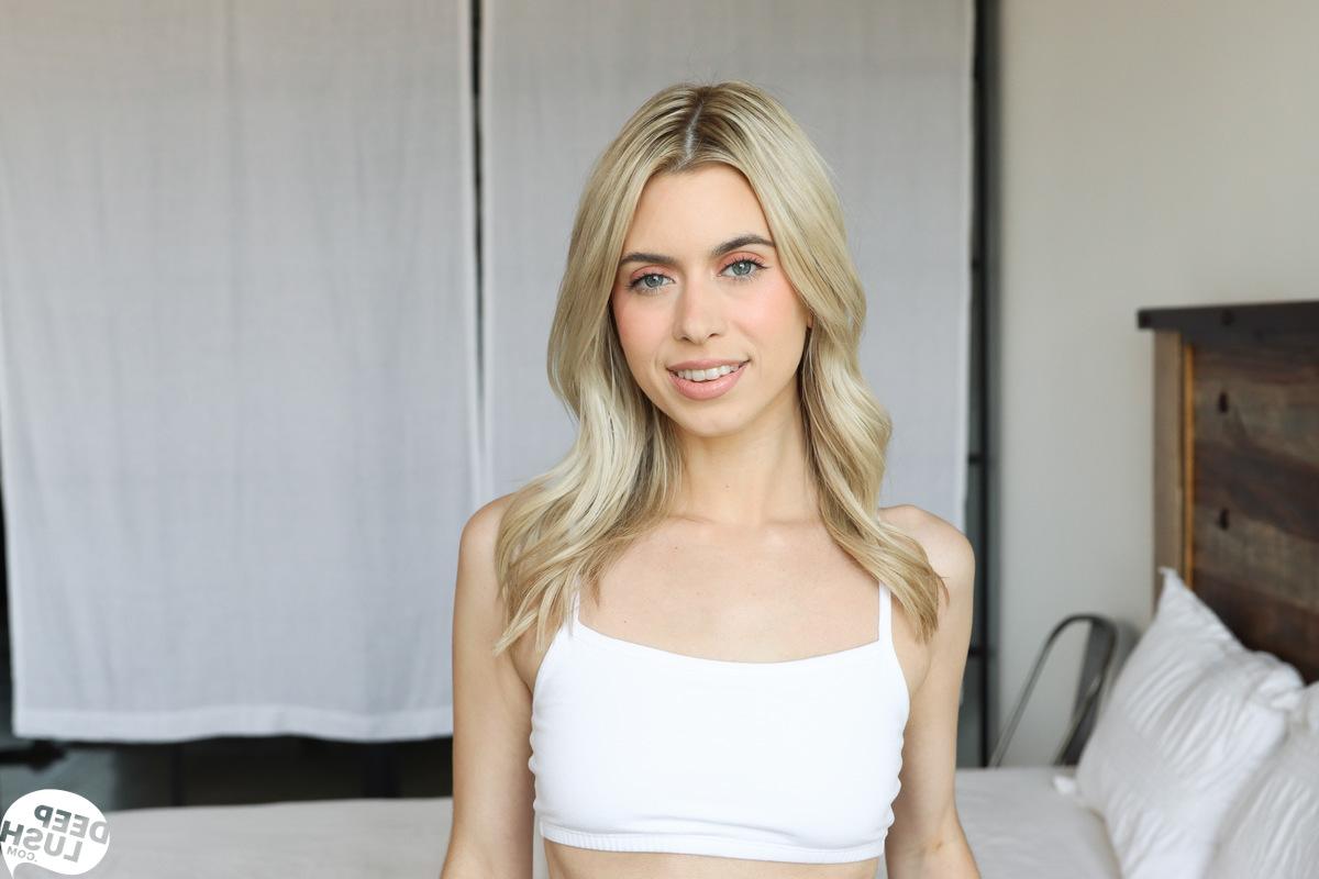 16P Die blonde Teenagerin Jill Kassidy hat Sex mit mehreren großen Schwänzen gleichzeitig