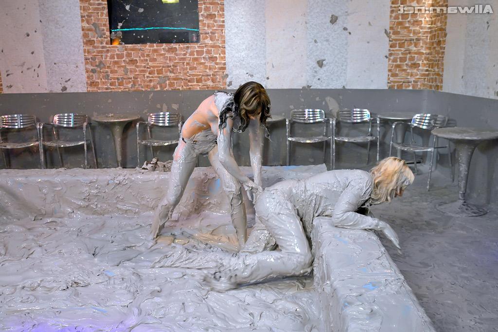 16P La blonde européenne coquine Dionne Darling s'amuse avec son amie.