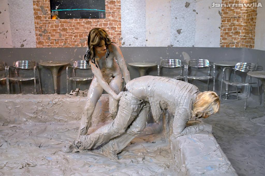 16P La blonde européenne coquine Dionne Darling s'amuse avec son amie.