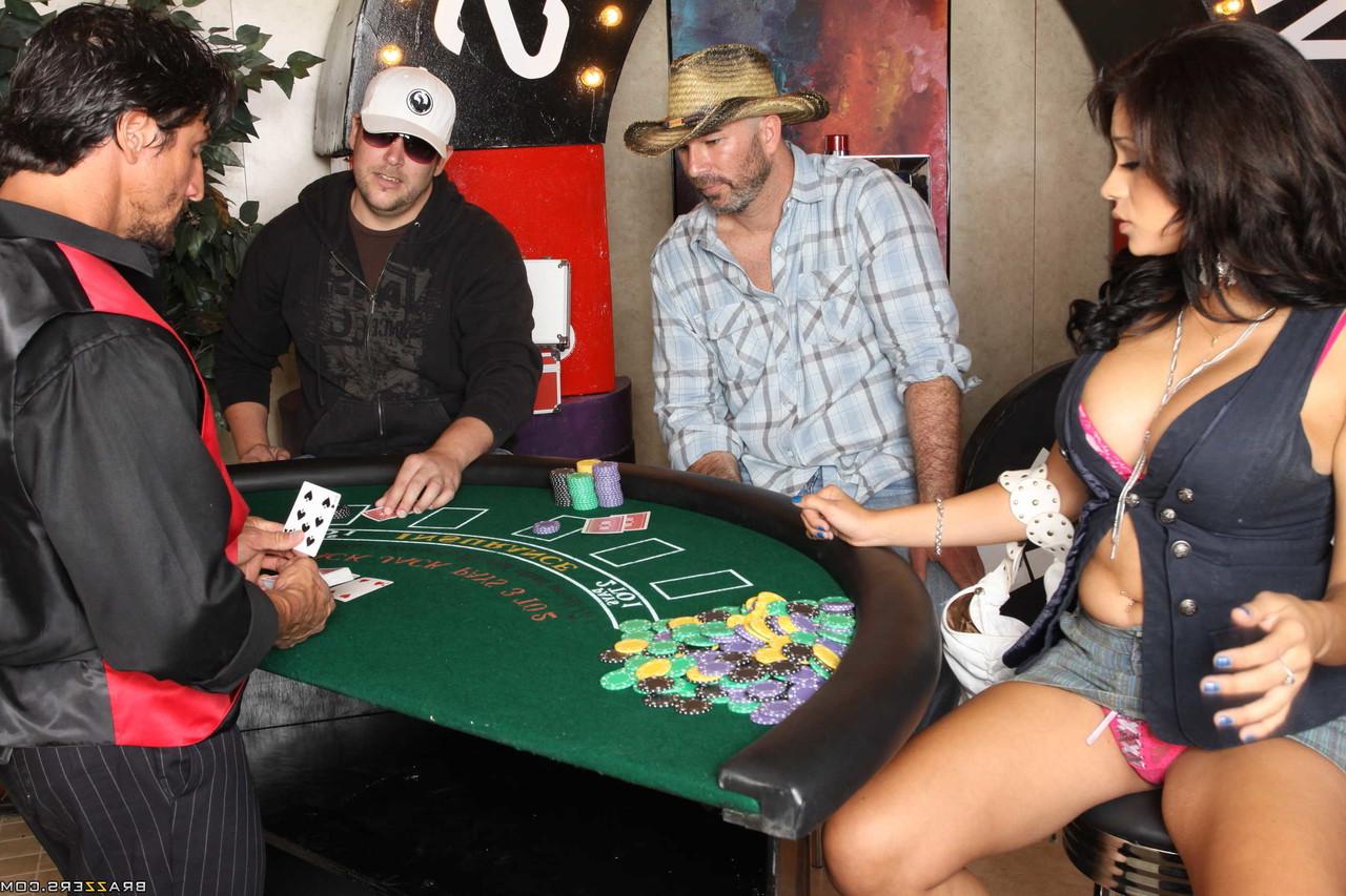 20P A garota latina peituda Jamie Valentine paga suas perdas no jogo com a bunda