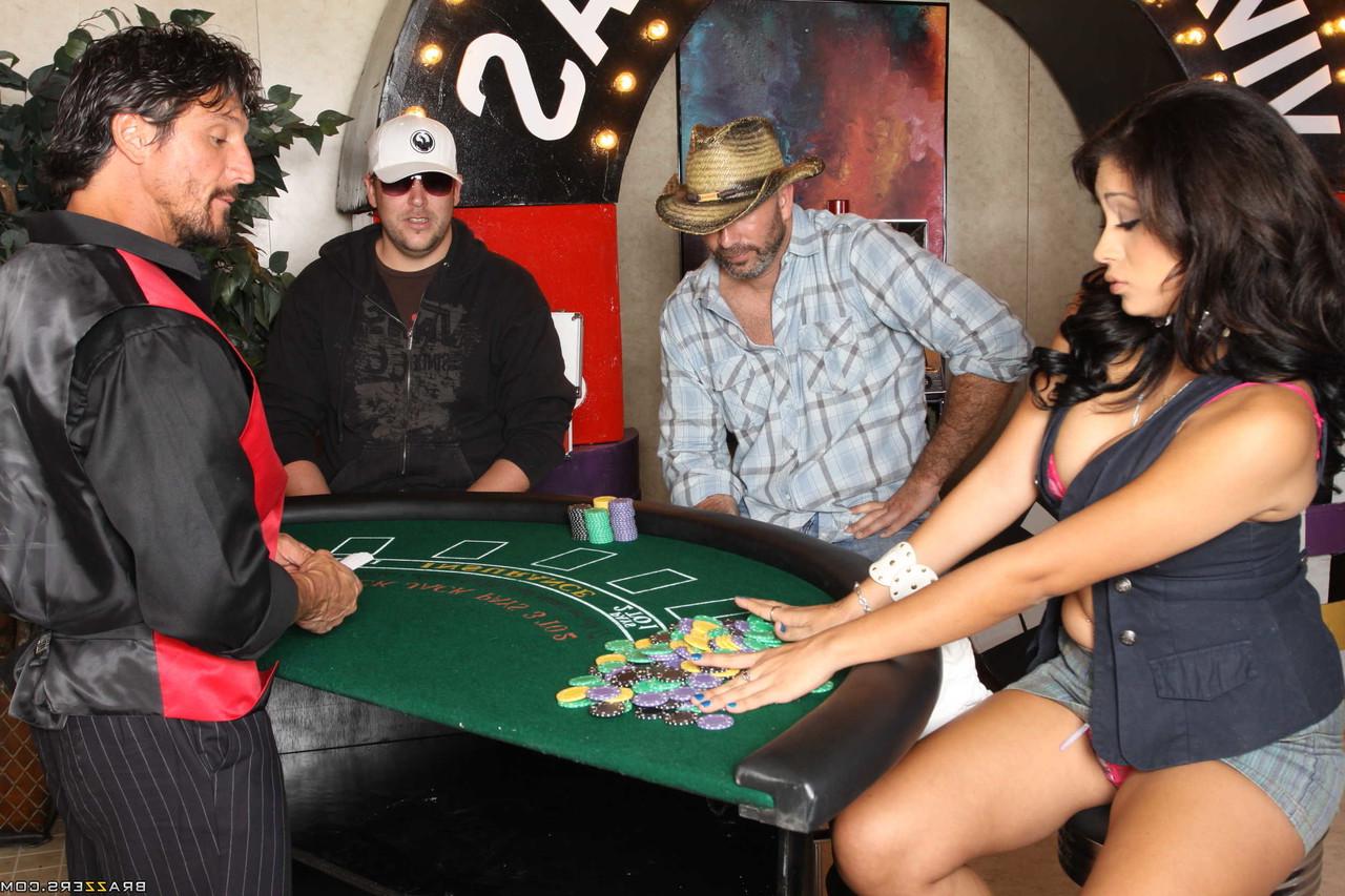 20P A garota latina peituda Jamie Valentine paga suas perdas no jogo com a bunda