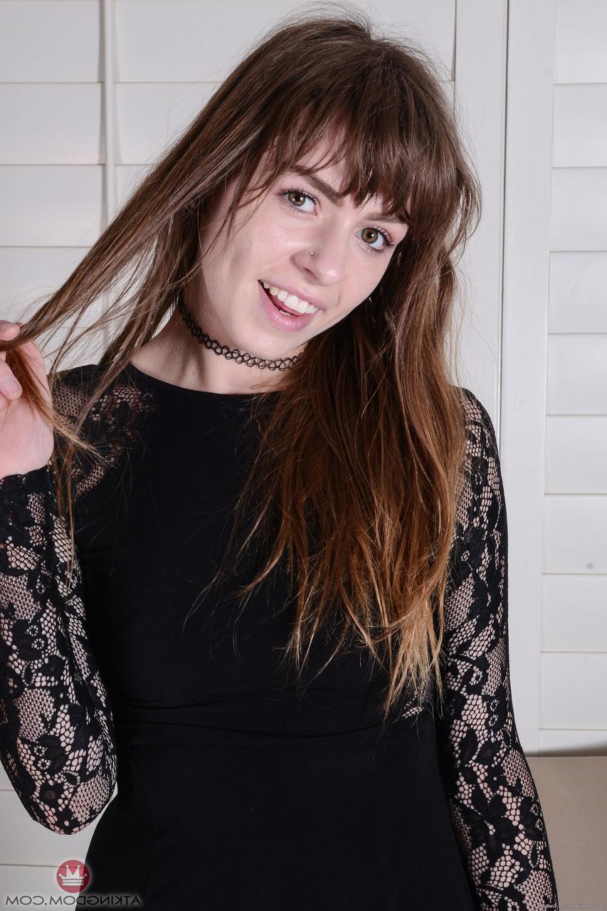 20P Alex Blake, jeune amateur et maigre, révèle son corps et écarte ses trous d'amour.