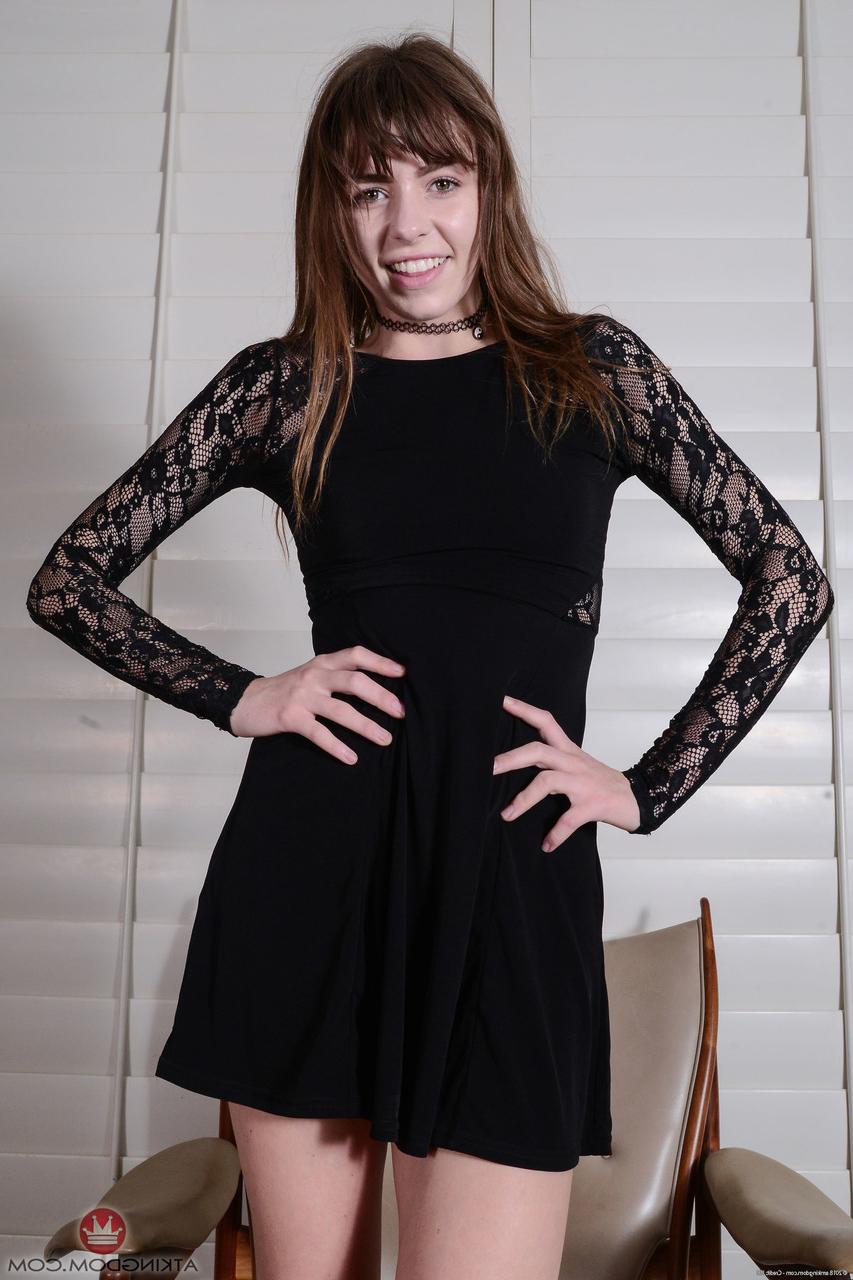 20P Alex Blake, jeune amateur et maigre, révèle son corps et écarte ses trous d'amour.