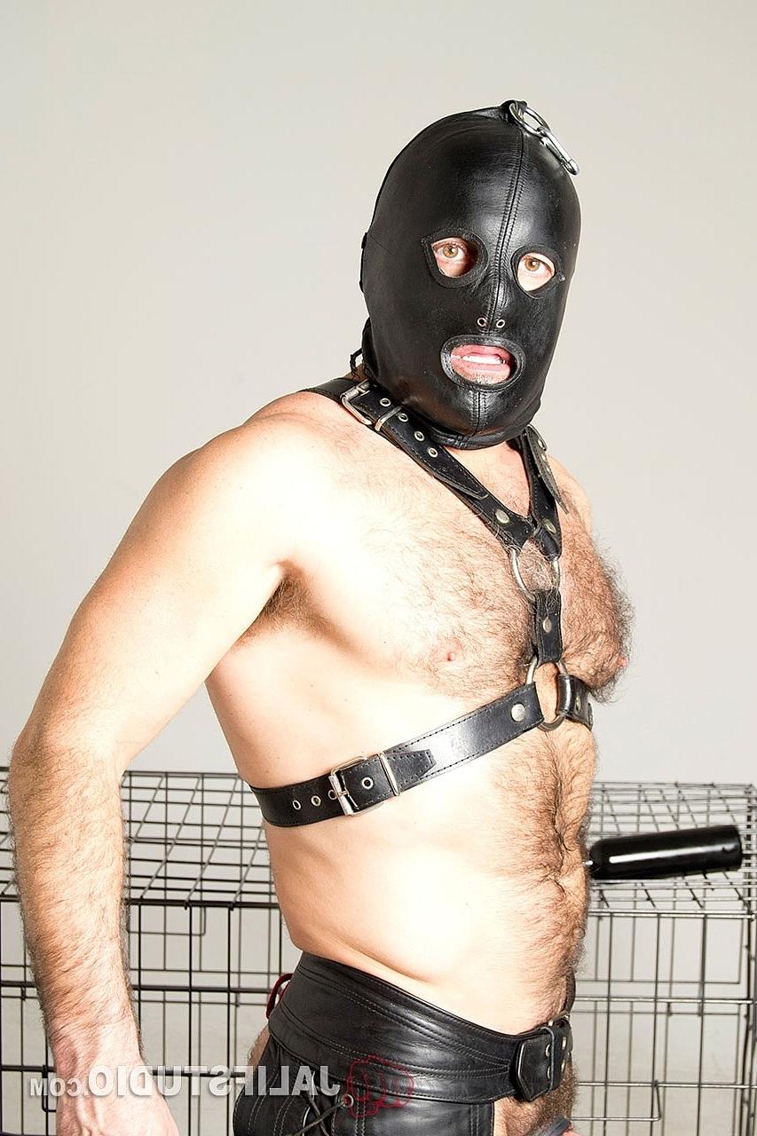 20P Gays sujos em roupas de látex Alfa Jota e Paco Jones brincam e fodem em uma gaiola