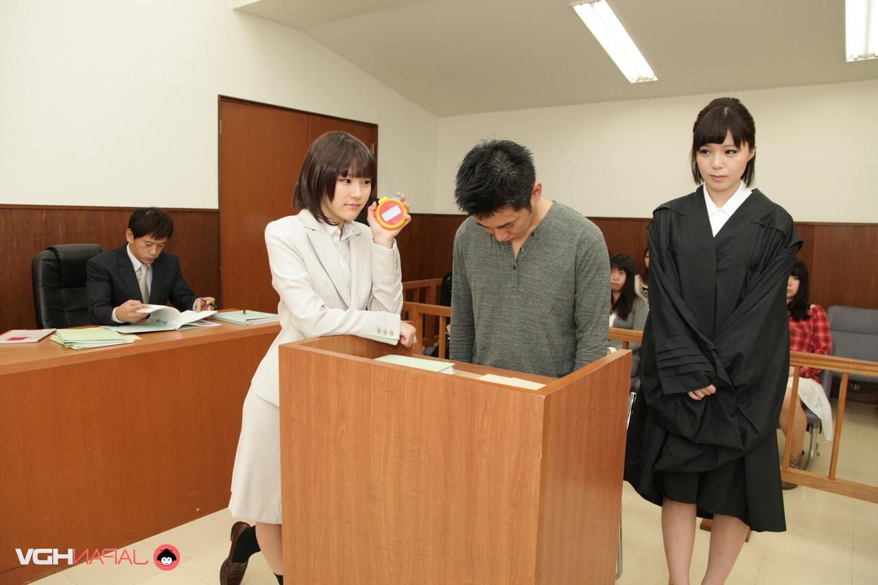 15P Um grupo de garotas japonesas acabam nuas enquanto fazem parte de um júri