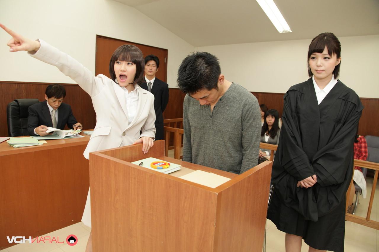 15P Um grupo de garotas japonesas acabam nuas enquanto fazem parte de um júri
