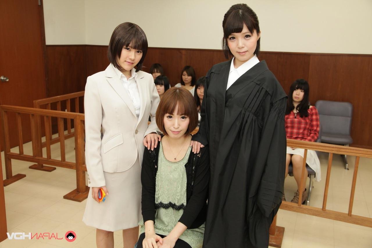 15P Um grupo de garotas japonesas acabam nuas enquanto fazem parte de um júri