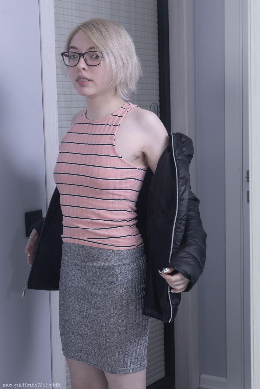 16P La pequeña adolescente Abby muestra sus axilas sin afeitar y su castor antes de masturbarse