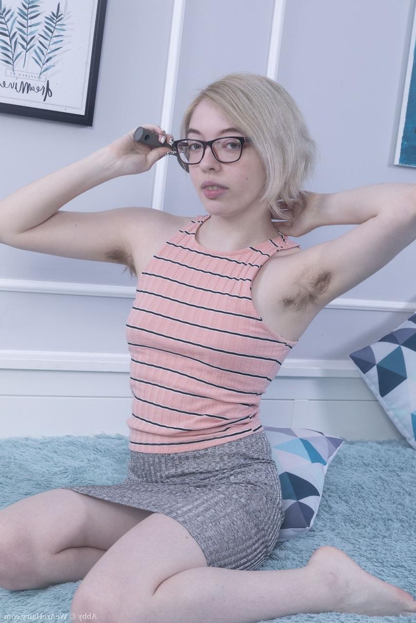 16P La pequeña adolescente Abby muestra sus axilas sin afeitar y su castor antes de masturbarse