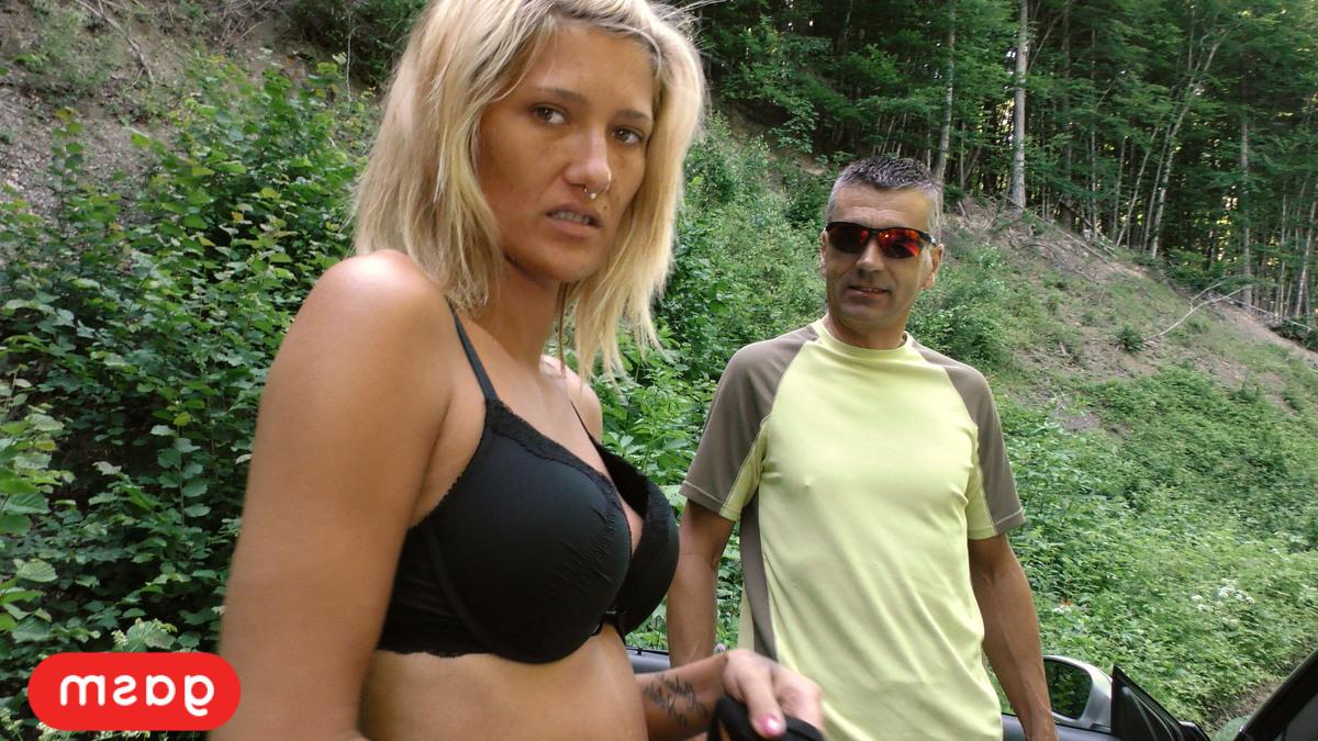 20P Une blonde coquine aime le sexe hardcore en extérieur avec un inconnu