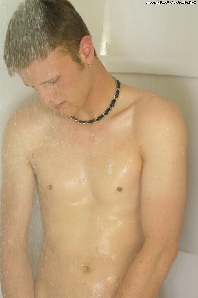 20P Le beau gay Seth Knight montre son gros butin dans la salle de bain