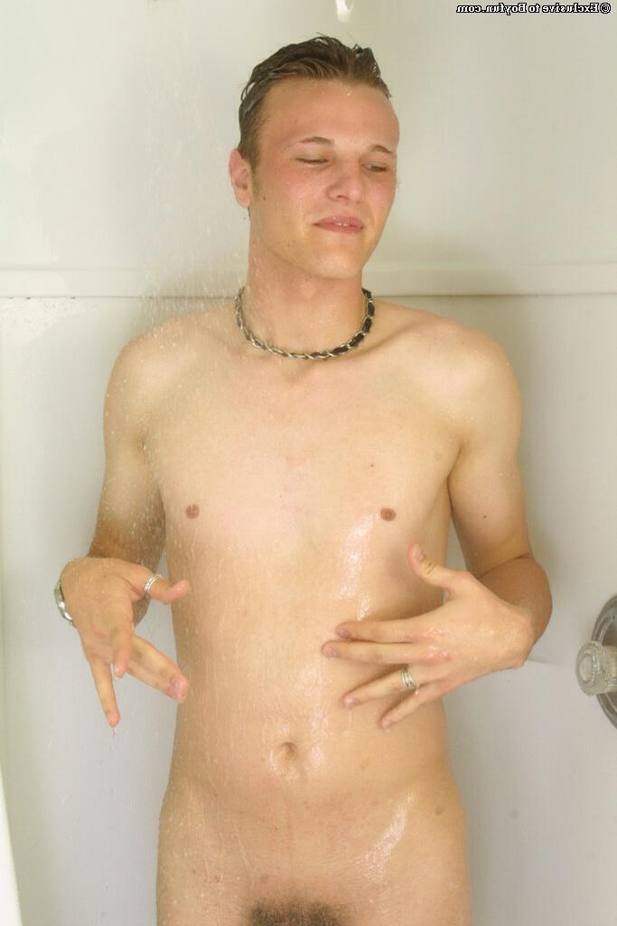 20P Le beau gay Seth Knight montre son gros butin dans la salle de bain
