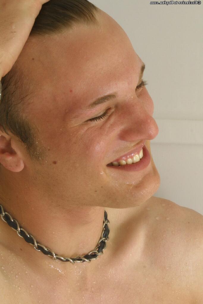 20P Le beau gay Seth Knight montre son gros butin dans la salle de bain