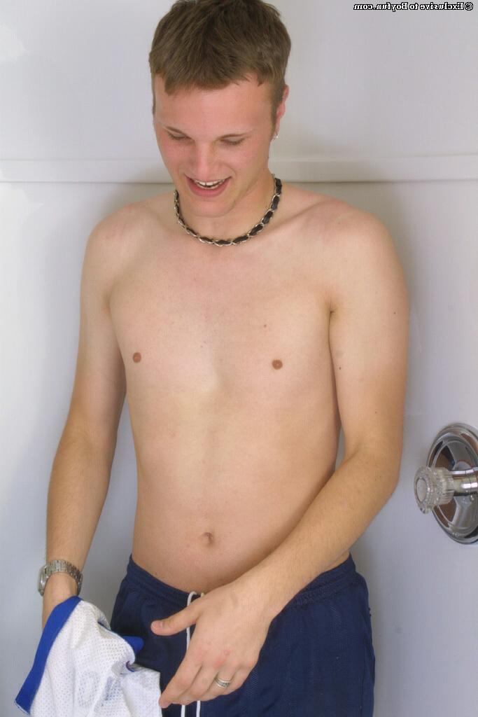 20P Le beau gay Seth Knight montre son gros butin dans la salle de bain