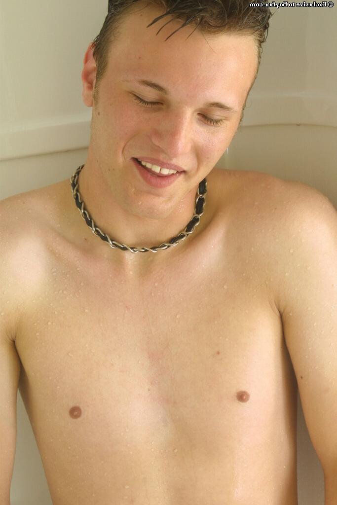 20P Le beau gay Seth Knight montre son gros butin dans la salle de bain
