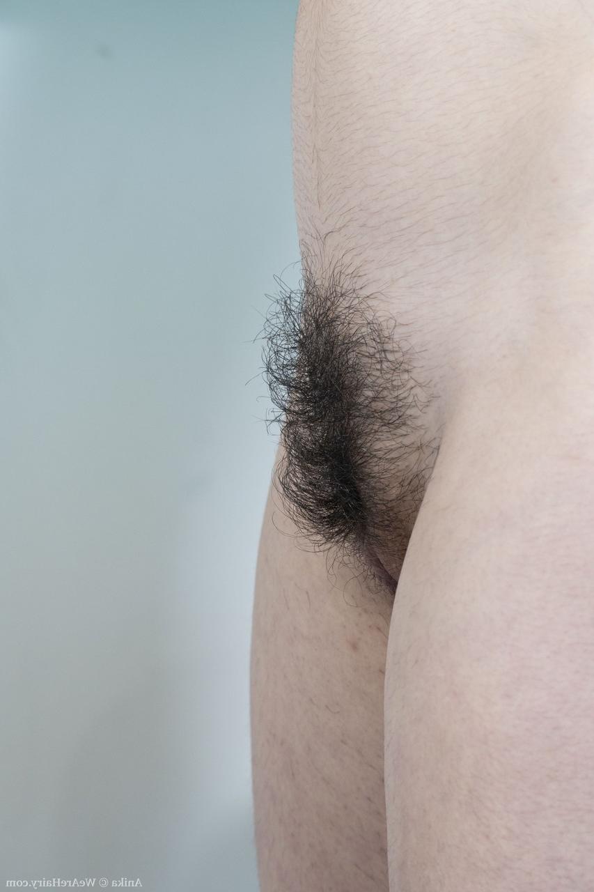 20P La flaca amateur Anika se desnuda completamente y abre su manguito peludo