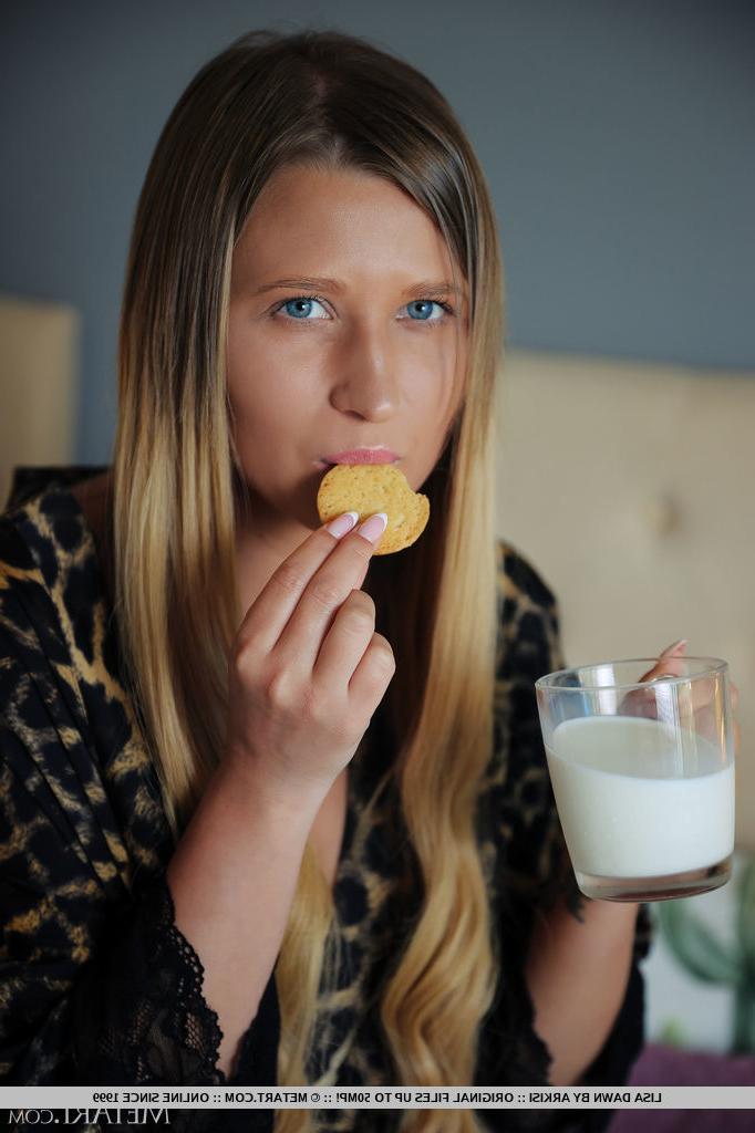 18P La joven rubia Lisa Dawn se desnuda totalmente en la cama sobre leche y galletas