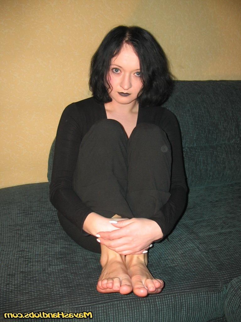 15P Brunette MILF Mayas Handjobs shows off her natural tits & sucks her toes