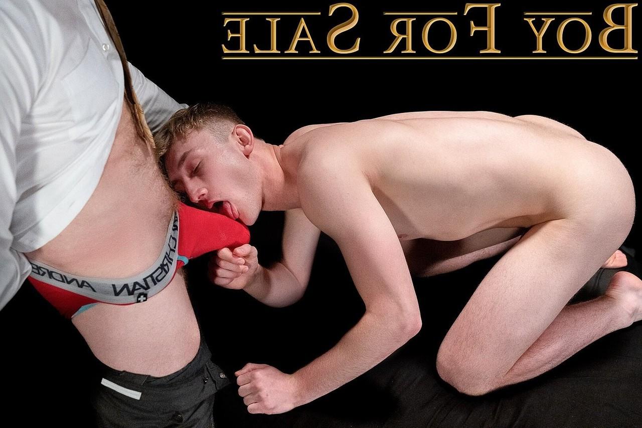 20P Colton, un esclave gay maigre, se fait dominer et baiser par son maître