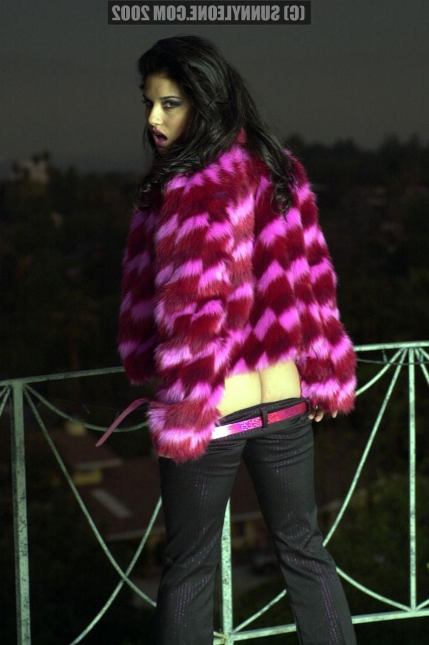 20P La glamorosa estrella porno india Sunny Leone posa con una chaqueta de piel y pantalones negros