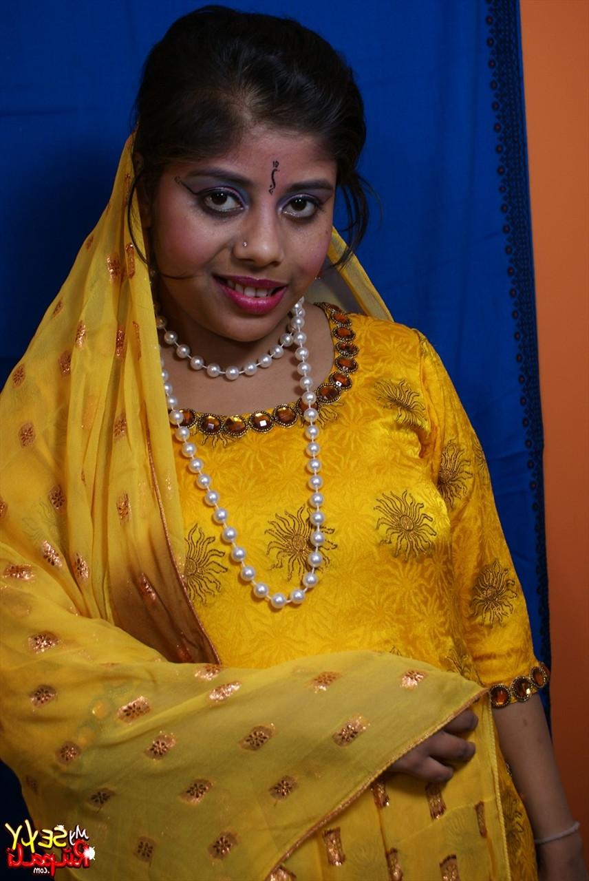 10P A garota indiana solo Rupali Bhabhi descarta roupas tradicionais para ficar nua