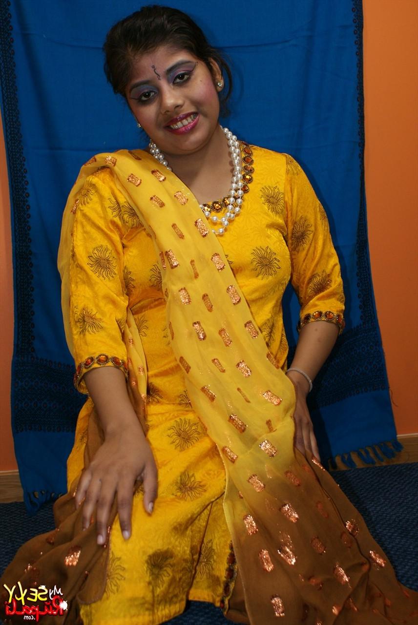 10P A garota indiana solo Rupali Bhabhi descarta roupas tradicionais para ficar nua