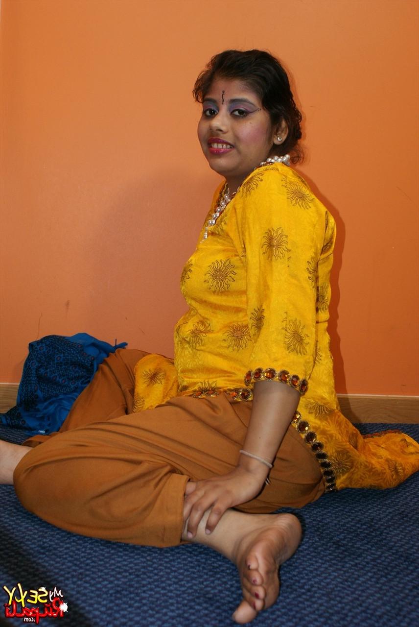 10P A garota indiana solo Rupali Bhabhi descarta roupas tradicionais para ficar nua