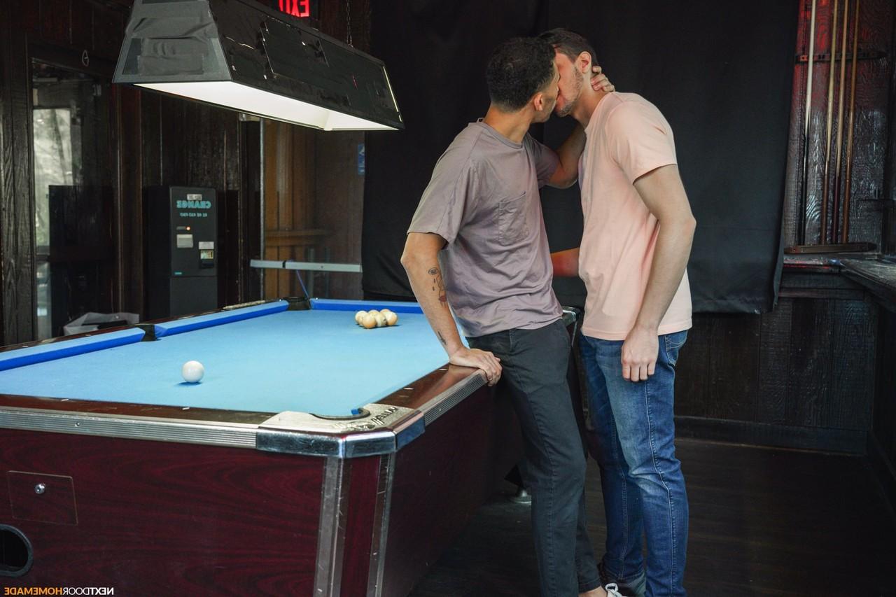 20P Damien White, Matt Heron e Luca Luv foda anal em uma mesa de sinuca gay 3some