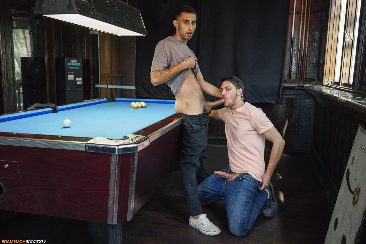 20P Damien White, Matt Heron e Luca Luv foda anal em uma mesa de sinuca gay 3some