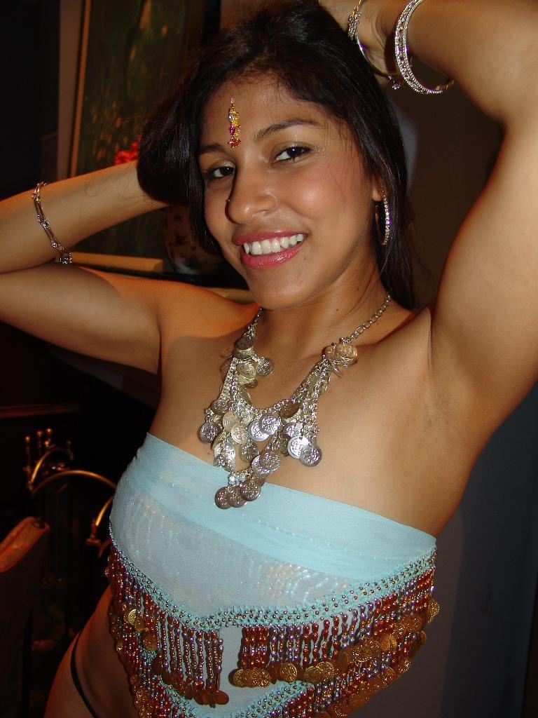13P Die indische Teenagerin Laurie Vargas zieht sich nackt aus, bevor sie sich auf einen Schwanz setzt