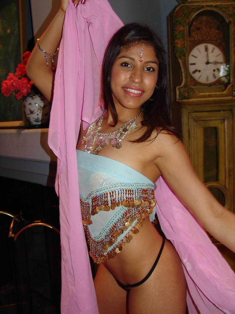 13P Die indische Teenagerin Laurie Vargas zieht sich nackt aus, bevor sie sich auf einen Schwanz setzt