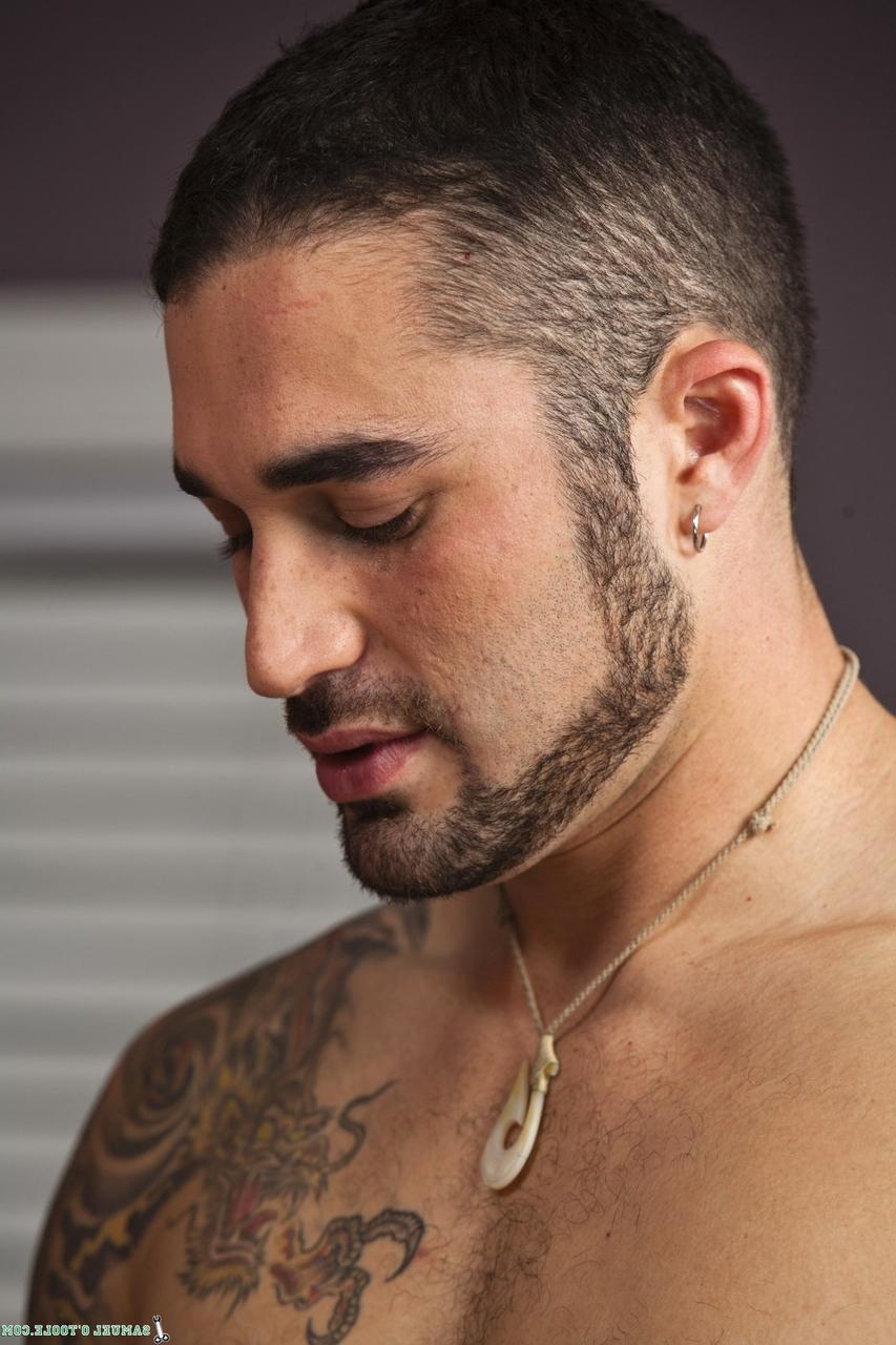 20P Garanhões gays carecas Samuel O'Toole e Jay Cloud brincam com o pau um do outro por via oral
