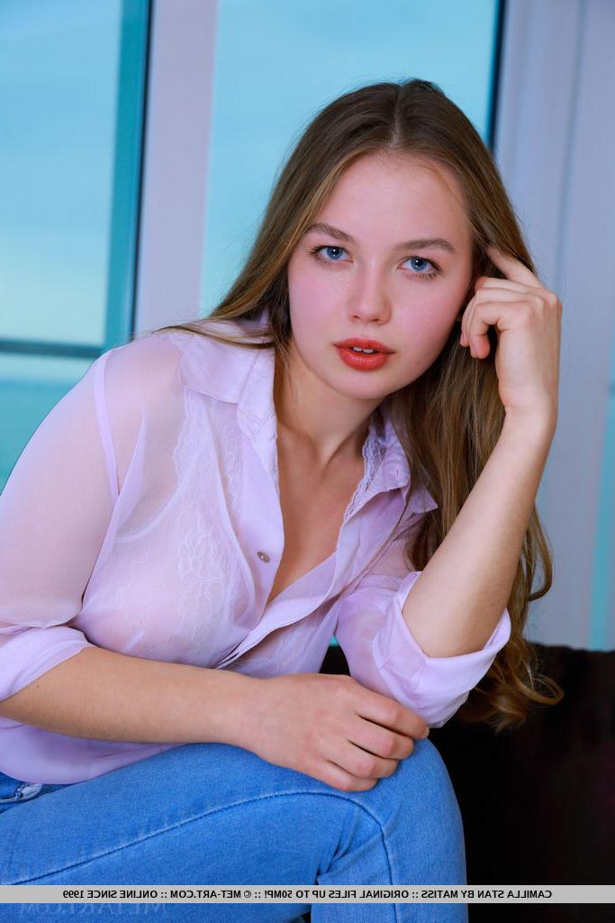 18P A modelo adolescente perfeita Camilla Stan tira jeans para mostrar sua beleza nua
