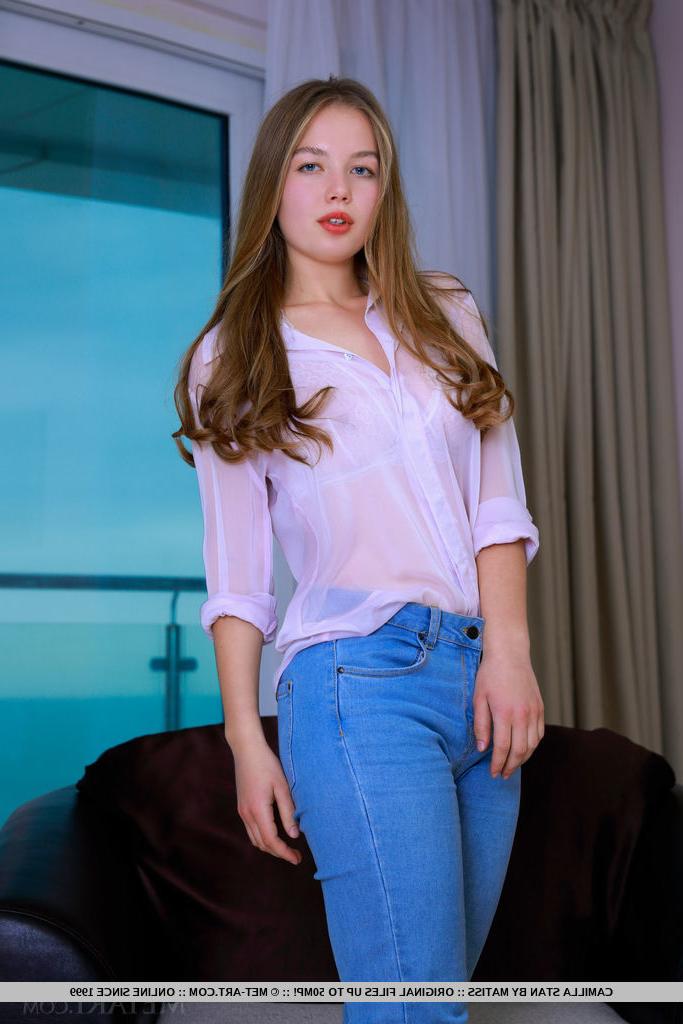 18P A modelo adolescente perfeita Camilla Stan tira jeans para mostrar sua beleza nua