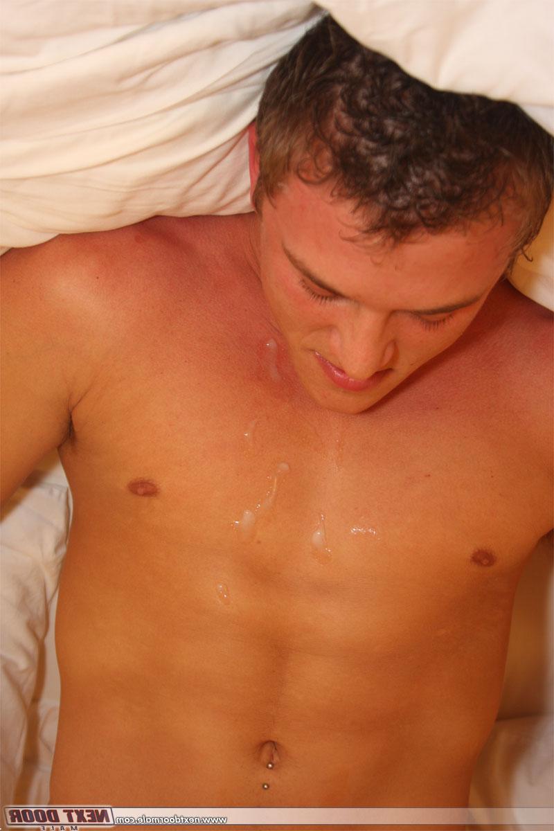 20P O homossexual excitado Adam mostra seu pau e posa enquanto toma banho