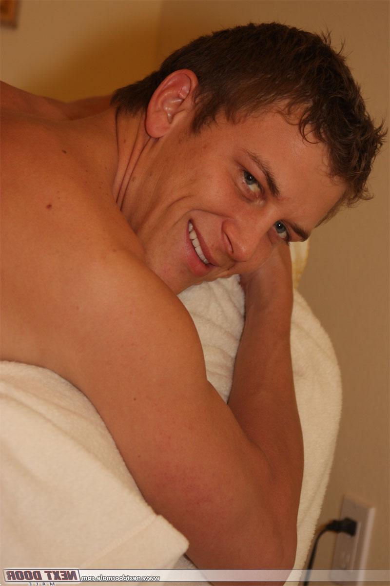 20P O homossexual excitado Adam mostra seu pau e posa enquanto toma banho