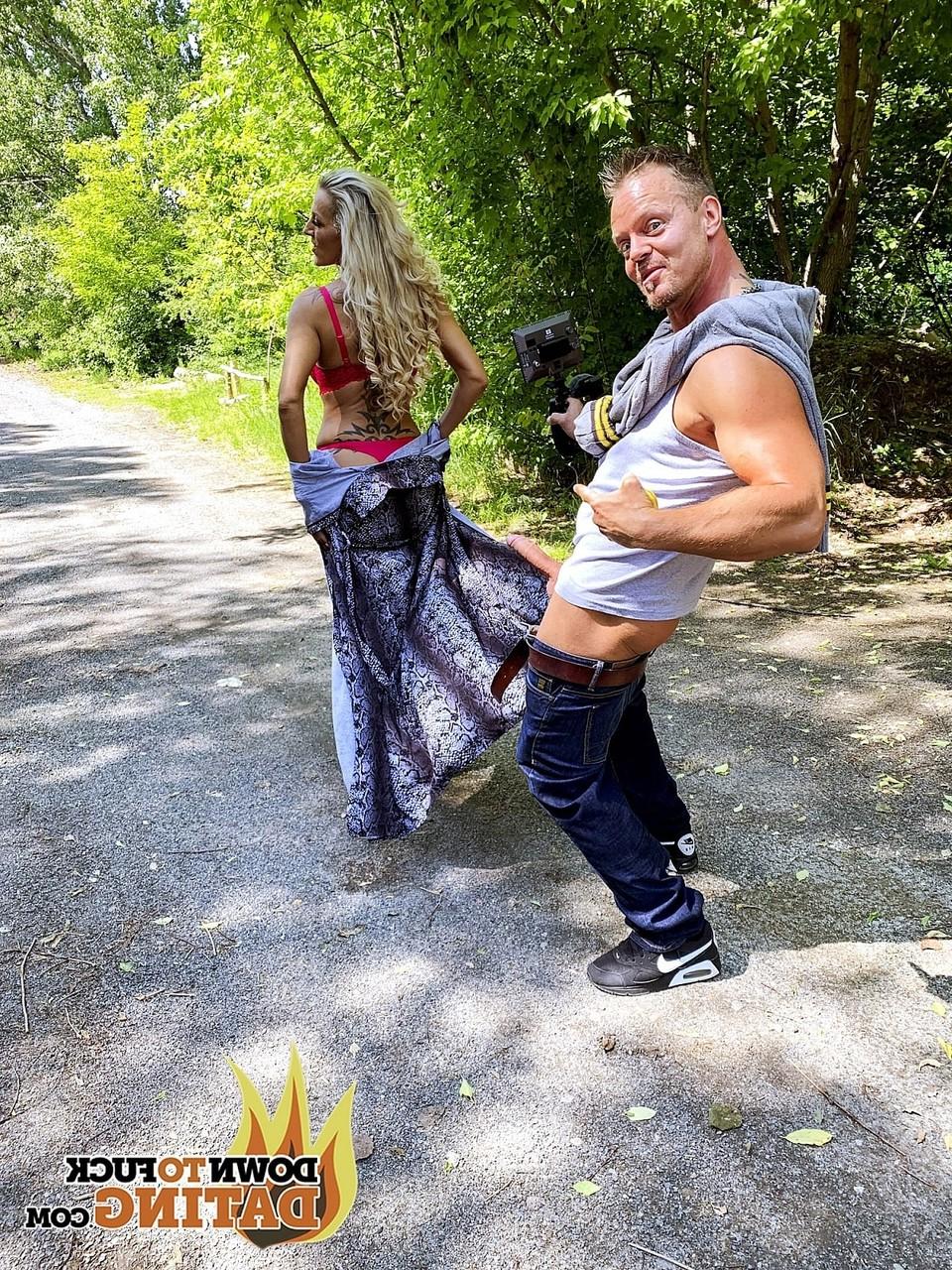 20P La blonde mature Lana Vegas se fait pilonner et jouir sur ses gros seins en extérieur.