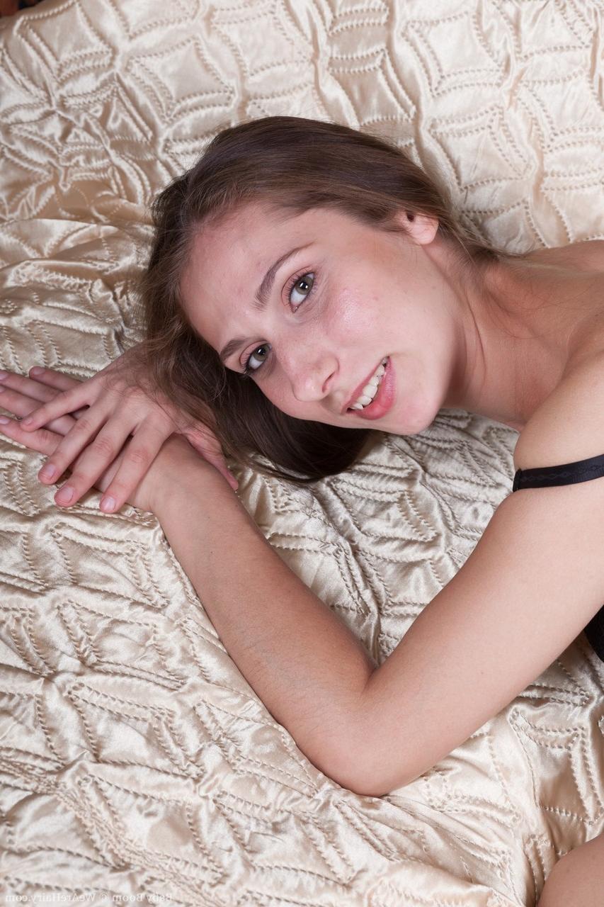 18P La brune Baby Boom pose en bas et montre sa chatte touffue.